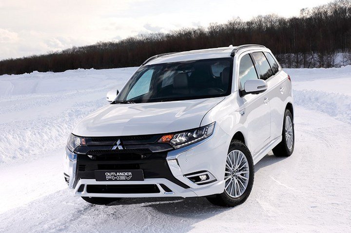 Mitsubishi Outlander 2019 года в снегу