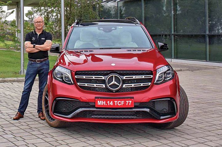 красный Mercedes GLS 2019 года - вид спереди