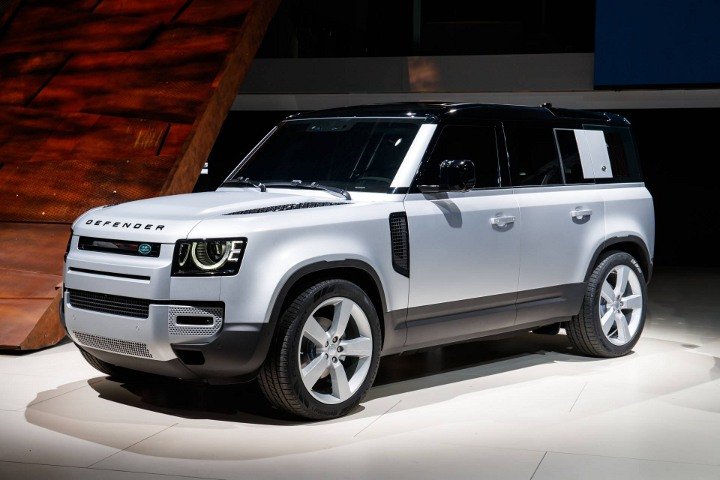 Land Rover Defender 2020 года на автосалоне