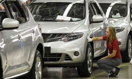 Объемы продаж легковых автомобилей в РФ упали с начала года на 33 процента