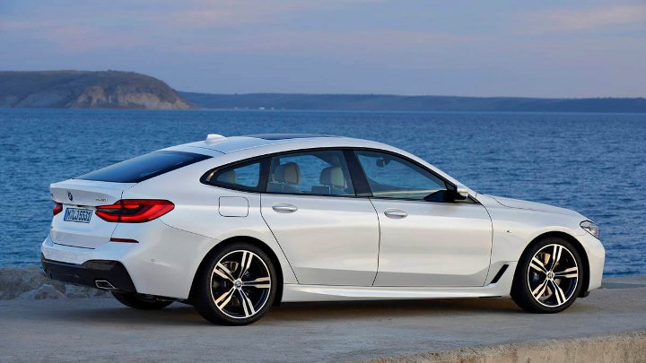 белая BMW 3-series 2019 года - вид сзади