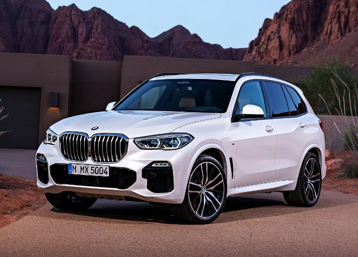 белый BMW X5 2019 года