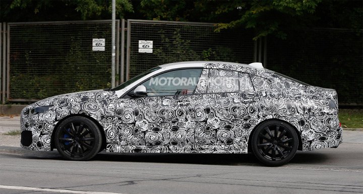 BMW 2-series Gran Coupe в камуфляже - вид сбоку